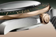 OMEGA_SeamasterDiver_TitanBronzegold_210.90.42.20.10.001_CloseUp-Glass_16x9_kl-3000x1688